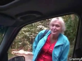 Vanha mummi ratsastaa minun kukko oikea sisään the auto